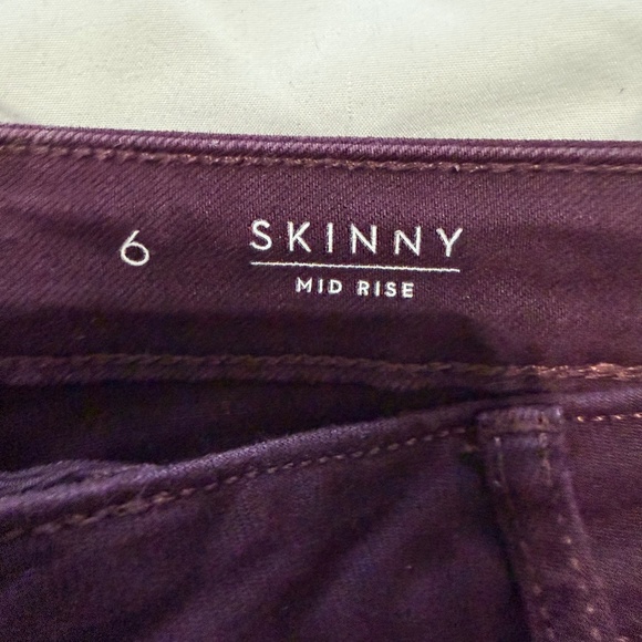 Simply Vera Wang Mid Rise Skinny Jean, size 6, Purple - Picture 1 of 4